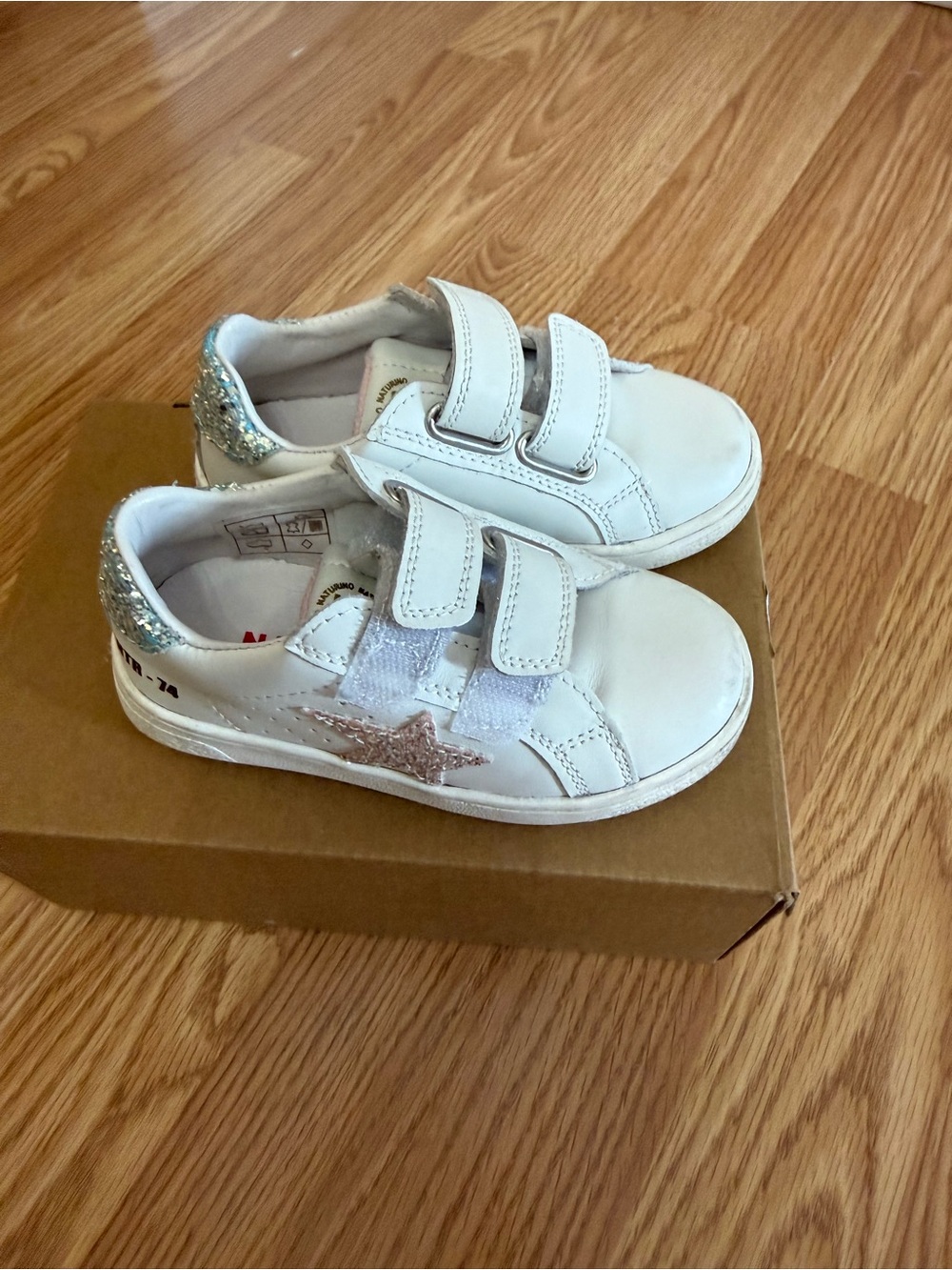 Naturino White Kids Sneakers with Glitter Star and Sparkle Heel